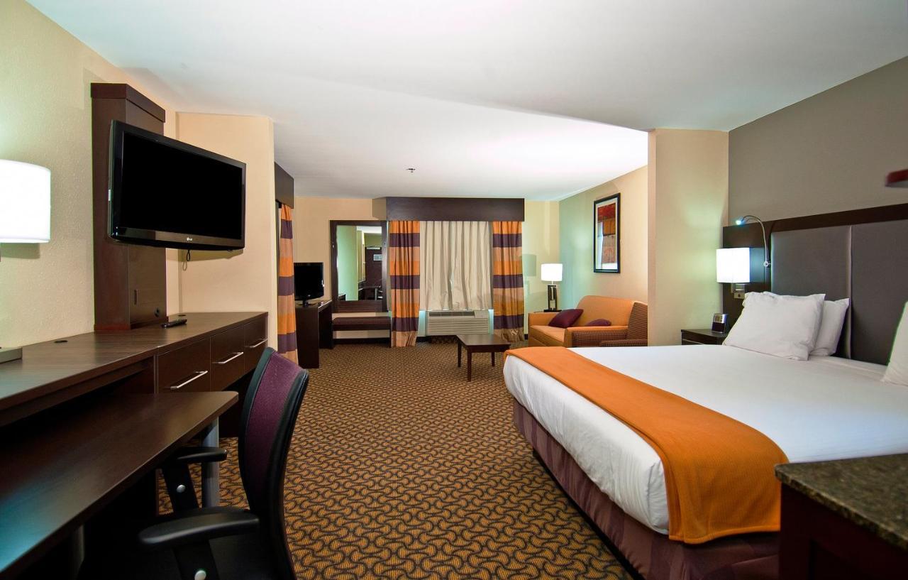 Holiday Inn Express & Suites Jackson/Pearl International Airport Bagian luar foto